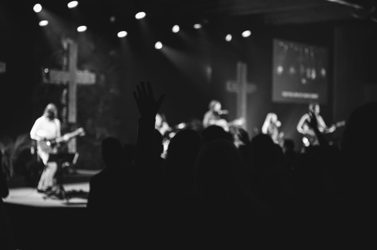 Banda em preto e branco no palco